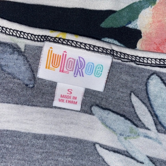 LULAROE Women’s Tunic Top Floral & Striped Pattern in BLK, WHT, Peach, YEL SZ SM - Picture 4 of 6